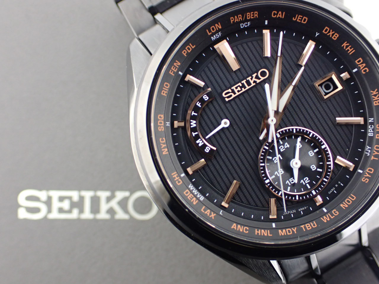 反射で青く見えますが色は黒です【SEIKO】セイコー ブライツ 8B63-0AA0/SAGA233